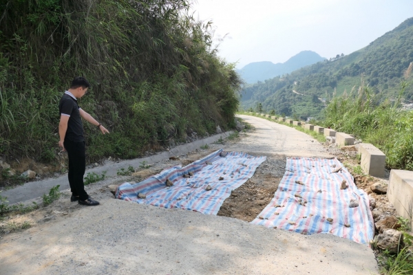Hà Giang: Đường bê tông xuống cấp sau gần 1 năm sử dụng, UBND huyện Quản Bạ chỉ đạo sửa chữa