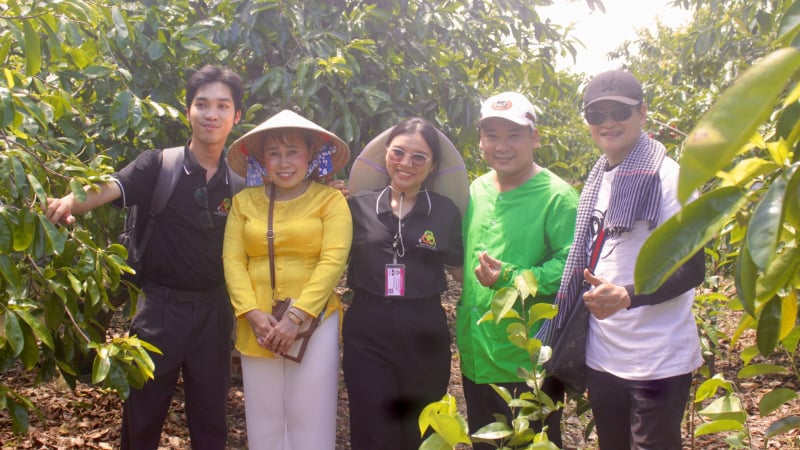 Khách thích thú giữa con đường mãng cầu đẹp như phim ở Hậu Giang
