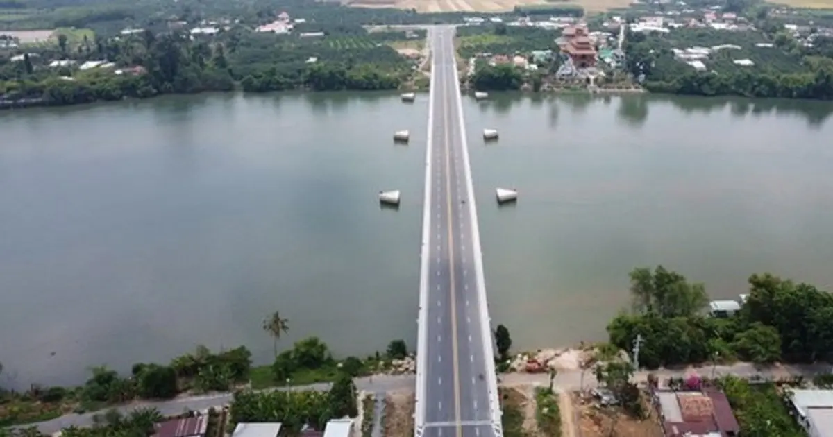 Chiêm ngưỡng cây cầu bắc qua con sông nội địa dài nhất Việt Nam, nối liền 2 tỉnh giàu nhất cả nước