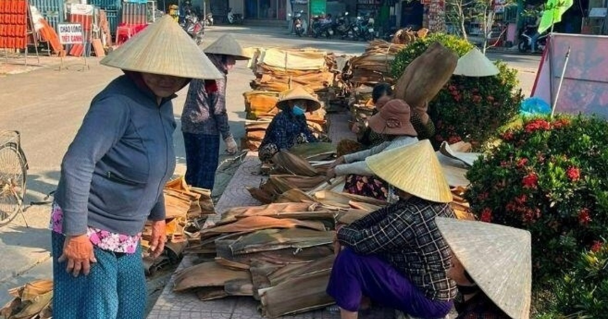 Nông dân Quảng Ngãi lập chợ ‘quái lạ’ mỗi tuần họp một lần, không bán cá thịt mà bán ‘rác’