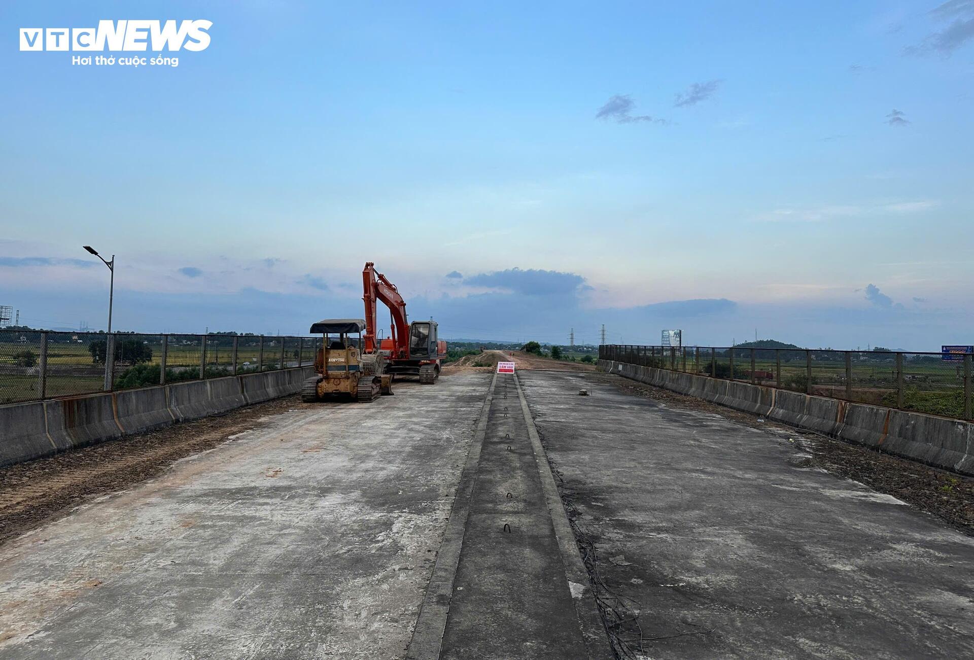 Cận cảnh nút giao cao tốc ở Quảng Ngãi tái khởi động sau hơn 6 năm ‘đứng hình’